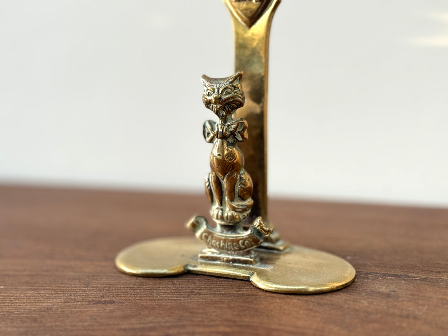 アンティーク、真鍮製レターホルダー「チェシャ猫とチェシャ州の紋章」｜エドワーディアン期