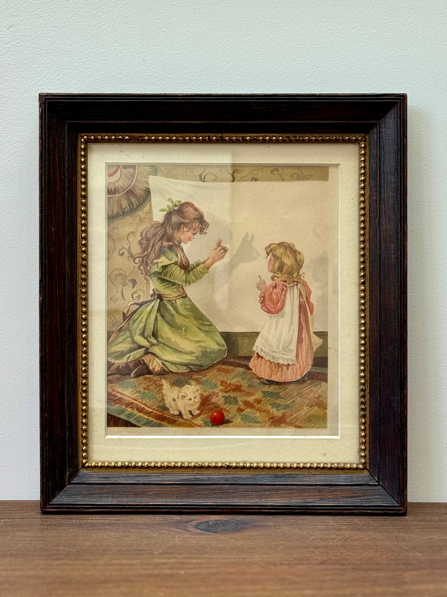 アンティーク、額入りプリント「シャドウ・プレイ（影絵）」二人の少女と猫｜エドワード朝時代 C.1910年頃