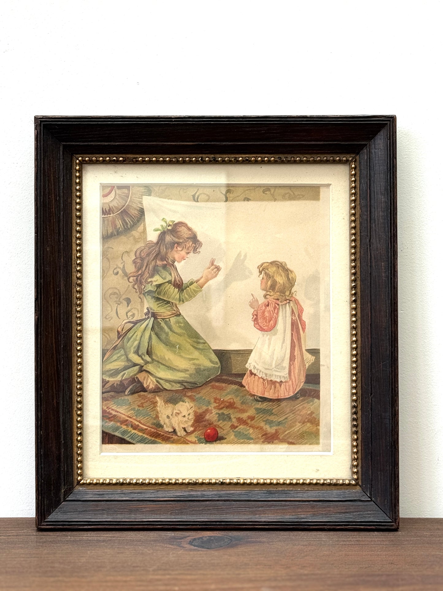 アンティーク、額入りプリント「シャドウ・プレイ（影絵）」二人の少女と猫｜エドワード朝時代 C.1910年頃