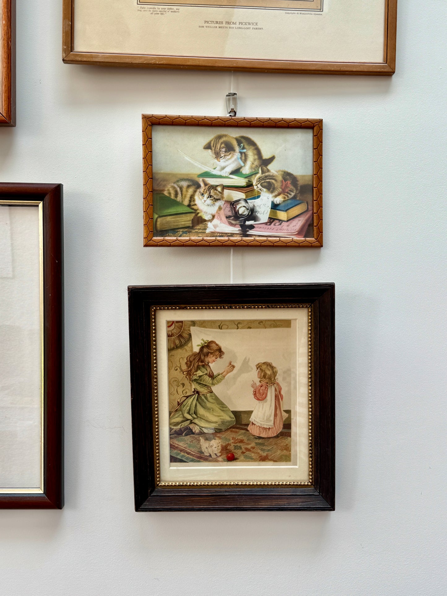 アンティーク、額入りプリント「シャドウ・プレイ（影絵）」二人の少女と猫｜エドワード朝時代 C.1910年頃