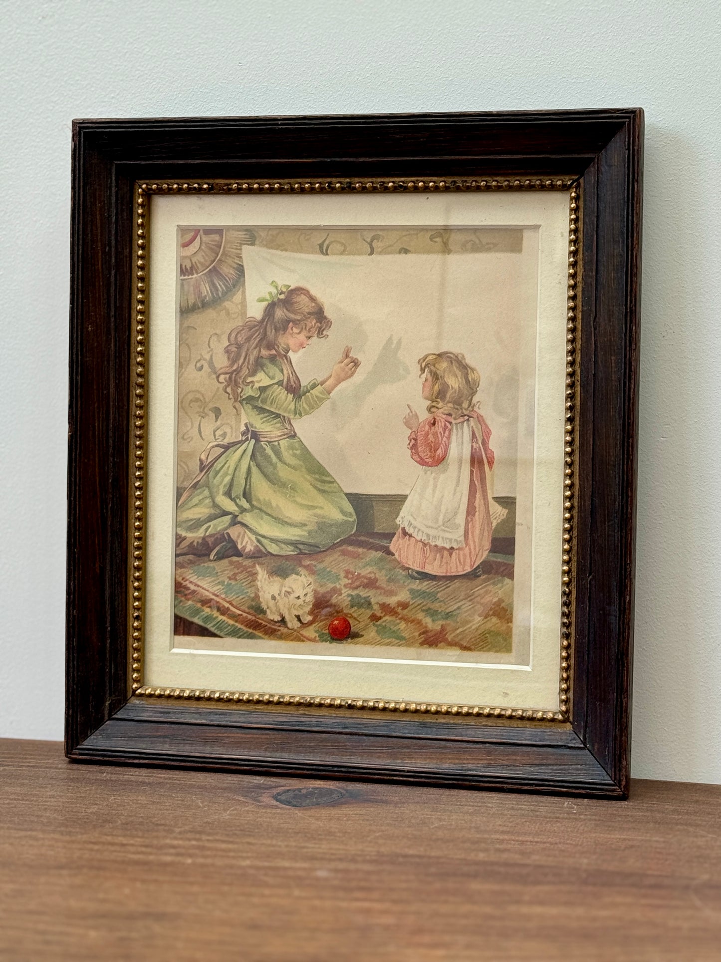 アンティーク、額入りプリント「シャドウ・プレイ（影絵）」二人の少女と猫｜エドワード朝時代 C.1910年頃