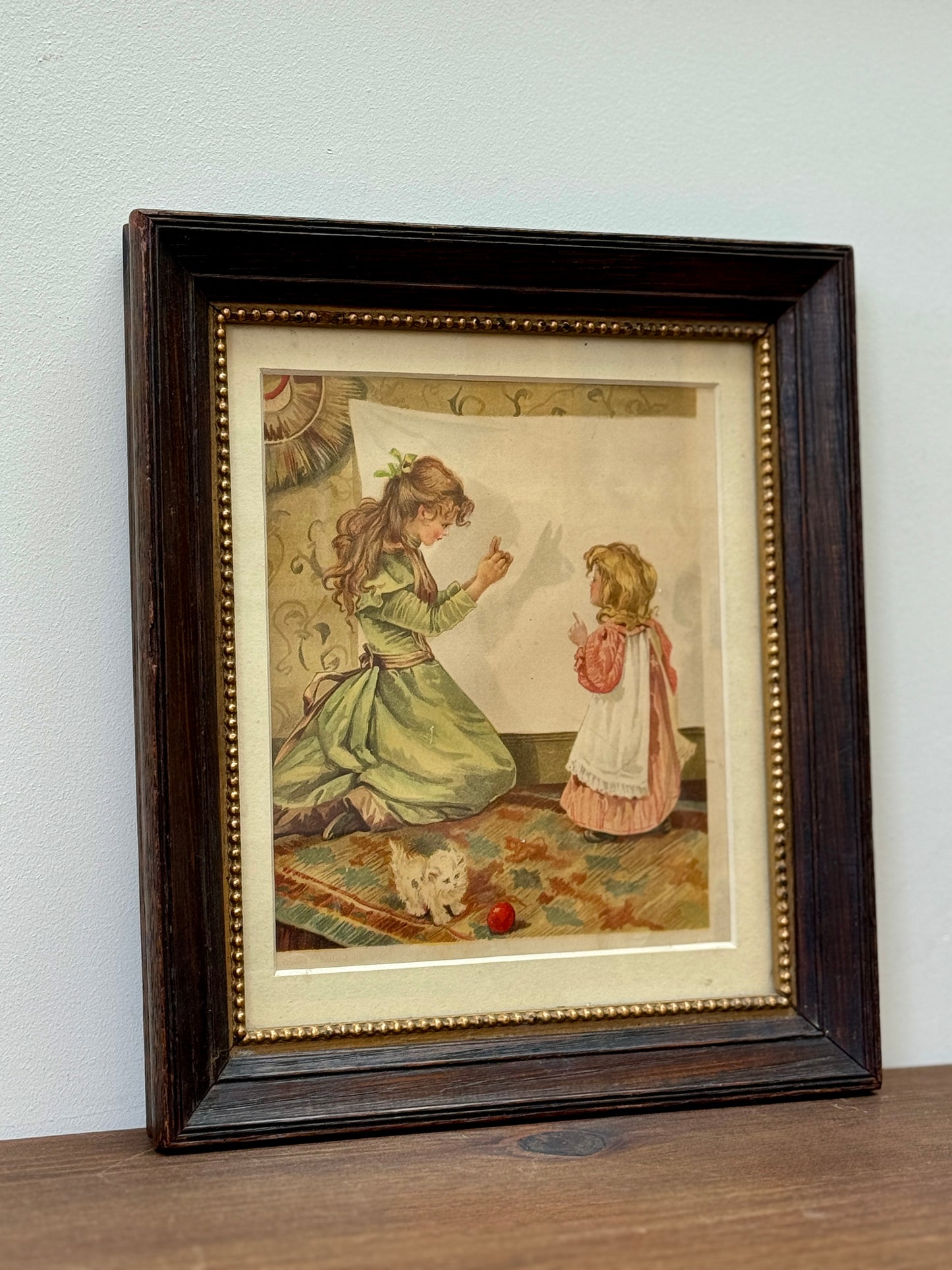 アンティーク、額入りプリント「シャドウ・プレイ（影絵）」二人の少女と猫｜エドワード朝時代 C.1910年頃