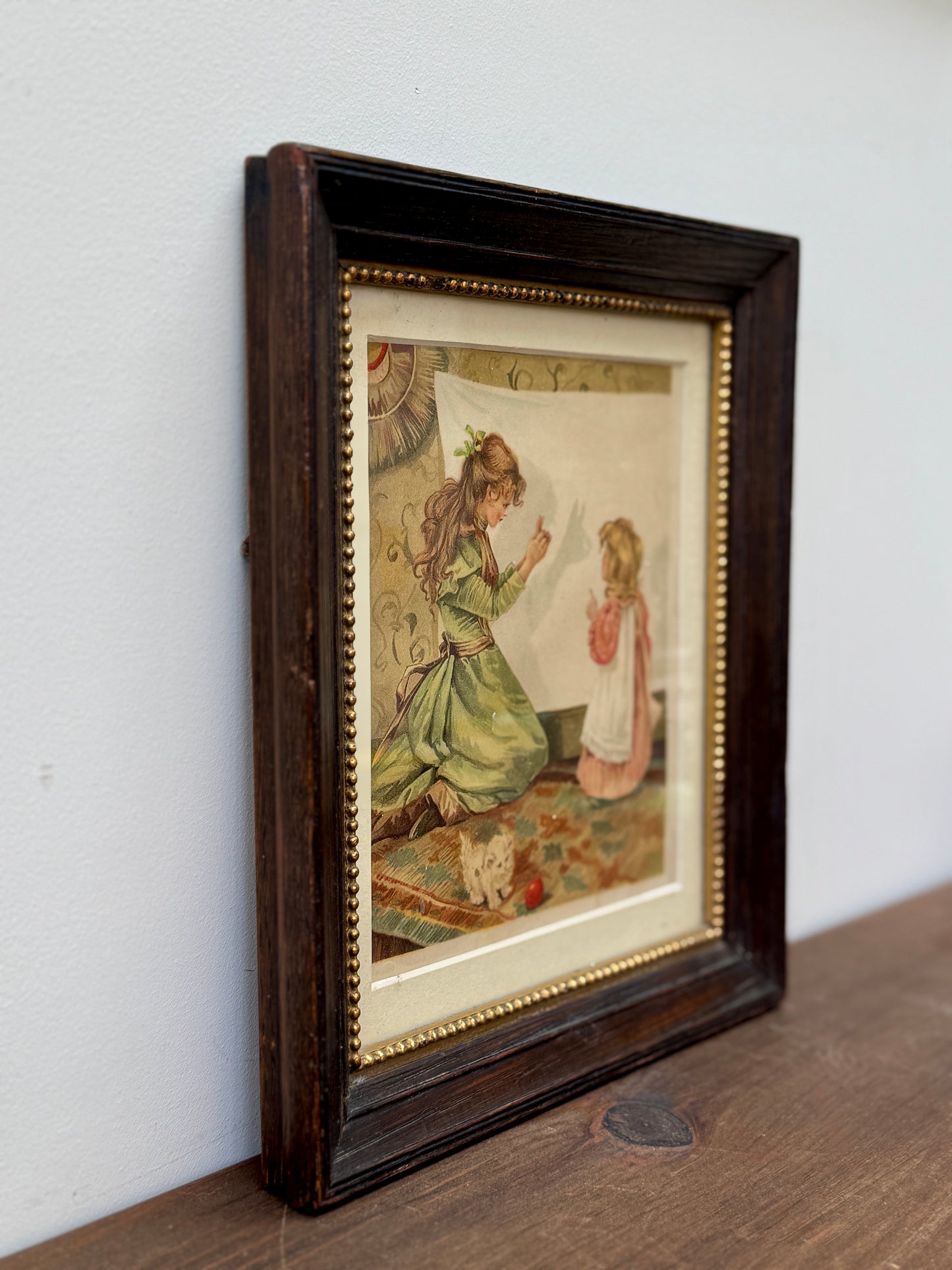 アンティーク、額入りプリント「シャドウ・プレイ（影絵）」二人の少女と猫｜エドワード朝時代 C.1910年頃