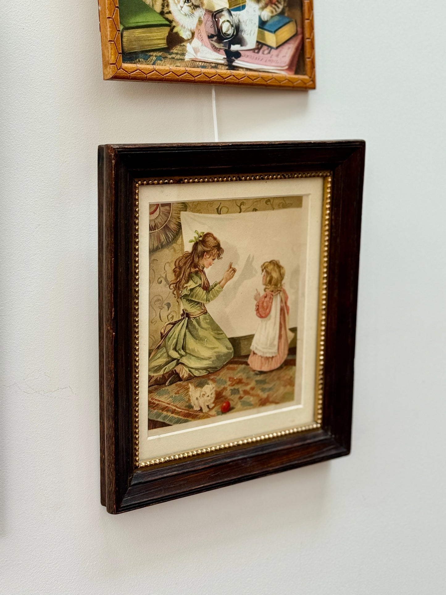 アンティーク、額入りプリント「シャドウ・プレイ（影絵）」二人の少女と猫｜エドワード朝時代 C.1910年頃