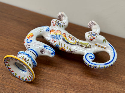 Fourmaintraux 社のファイアンス焼、ドラゴンのキャンドル ホルダー: デヴル、フランス、1900年頃