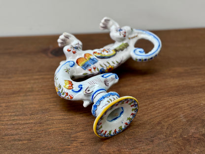 Fourmaintraux 社のファイアンス焼、ドラゴンのキャンドル ホルダー: デヴル、フランス、1900年頃