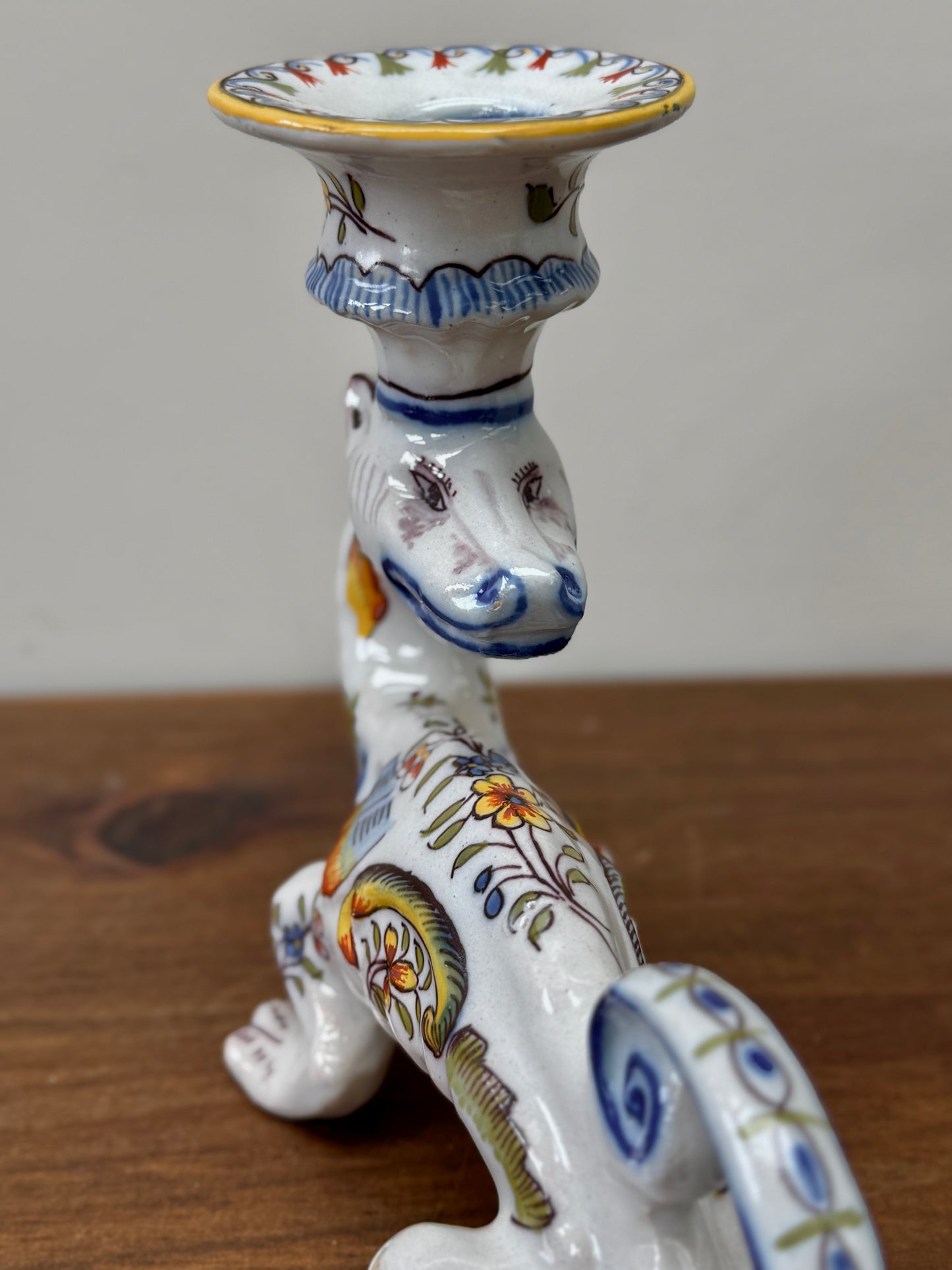 Fourmaintraux 社のファイアンス焼、ドラゴンのキャンドル ホルダー: デヴル、フランス、1900年頃