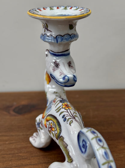 Fourmaintraux 社のファイアンス焼、ドラゴンのキャンドル ホルダー: デヴル、フランス、1900年頃