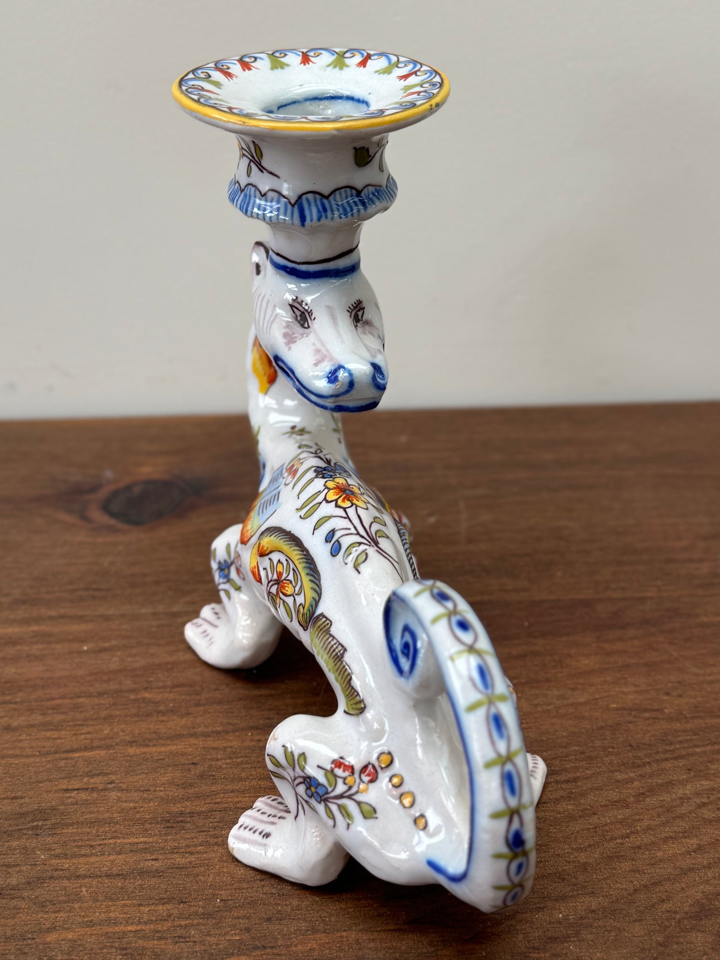 Fourmaintraux 社のファイアンス焼、ドラゴンのキャンドル ホルダー: デヴル、フランス、1900年頃