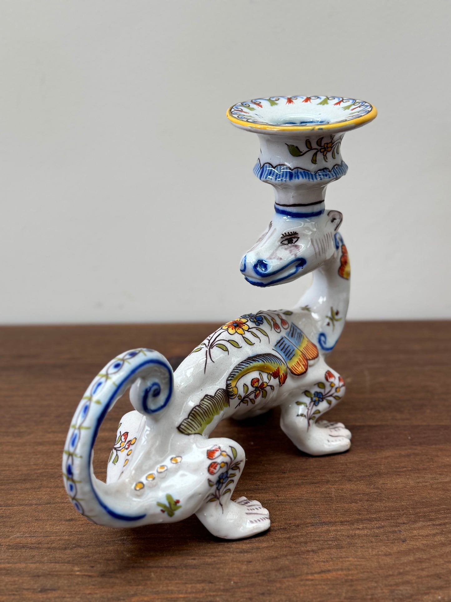 Fourmaintraux 社のファイアンス焼、ドラゴンのキャンドル ホルダー: デヴル、フランス、1900年頃