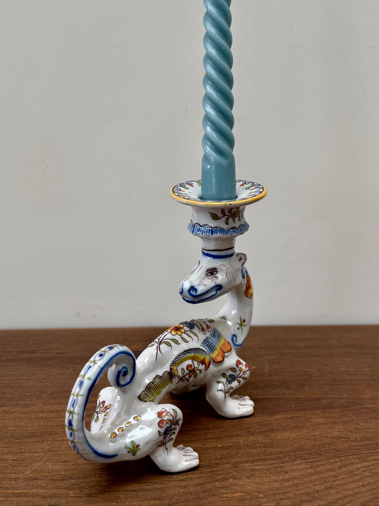 Fourmaintraux 社のファイアンス焼、ドラゴンのキャンドル ホルダー: デヴル、フランス、1900年頃