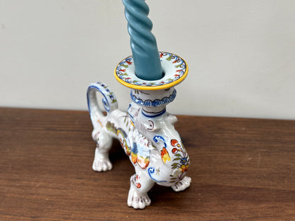 Fourmaintraux 社のファイアンス焼、ドラゴンのキャンドル ホルダー: デヴル、フランス、1900年頃