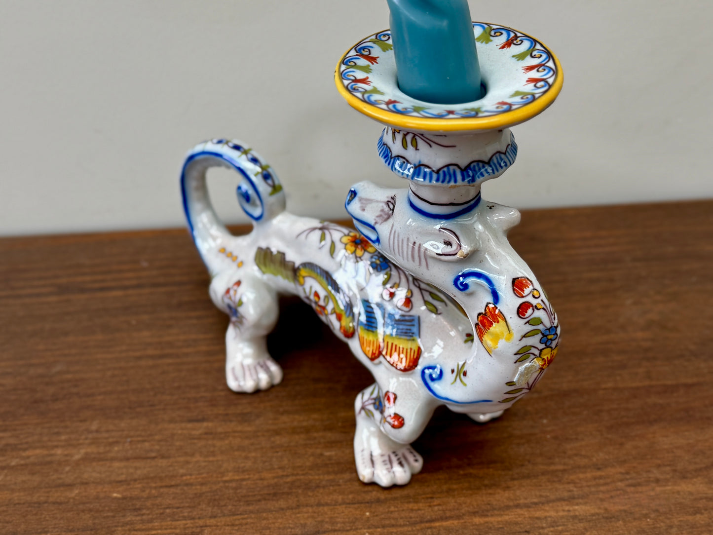 Fourmaintraux 社のファイアンス焼、ドラゴンのキャンドル ホルダー: デヴル、フランス、1900年頃