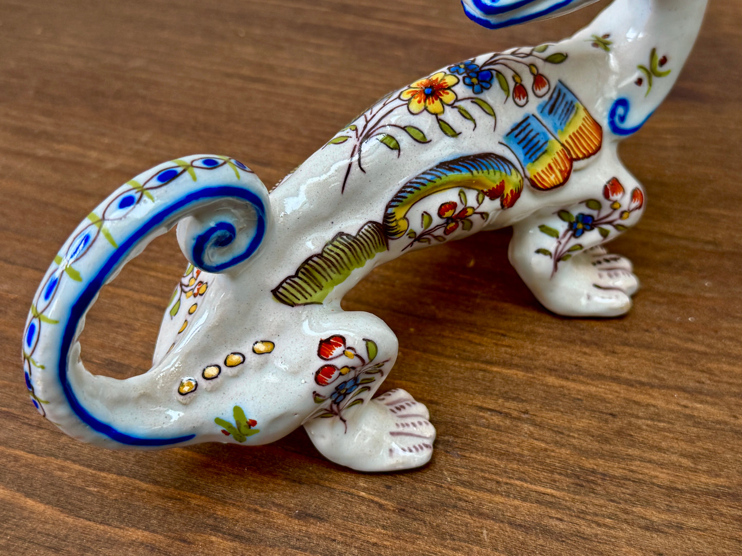 Fourmaintraux 社のファイアンス焼、ドラゴンのキャンドル ホルダー: デヴル、フランス、1900年頃