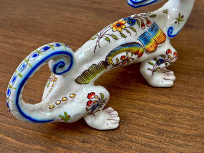 Fourmaintraux 社のファイアンス焼、ドラゴンのキャンドル ホルダー: デヴル、フランス、1900年頃