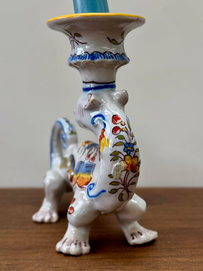 Fourmaintraux 社のファイアンス焼、ドラゴンのキャンドル ホルダー: デヴル、フランス、1900年頃