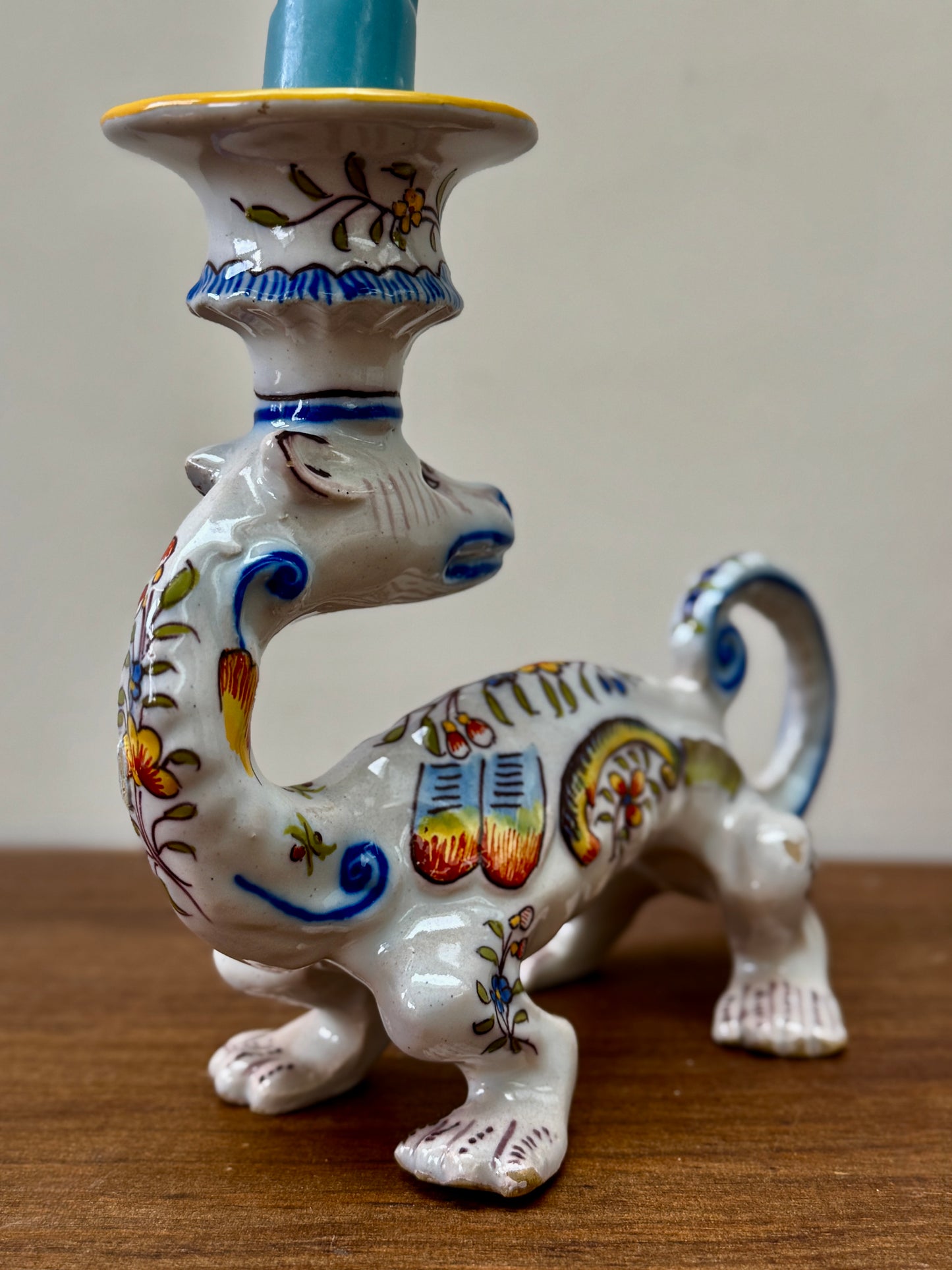 Fourmaintraux 社のファイアンス焼、ドラゴンのキャンドル ホルダー: デヴル、フランス、1900年頃