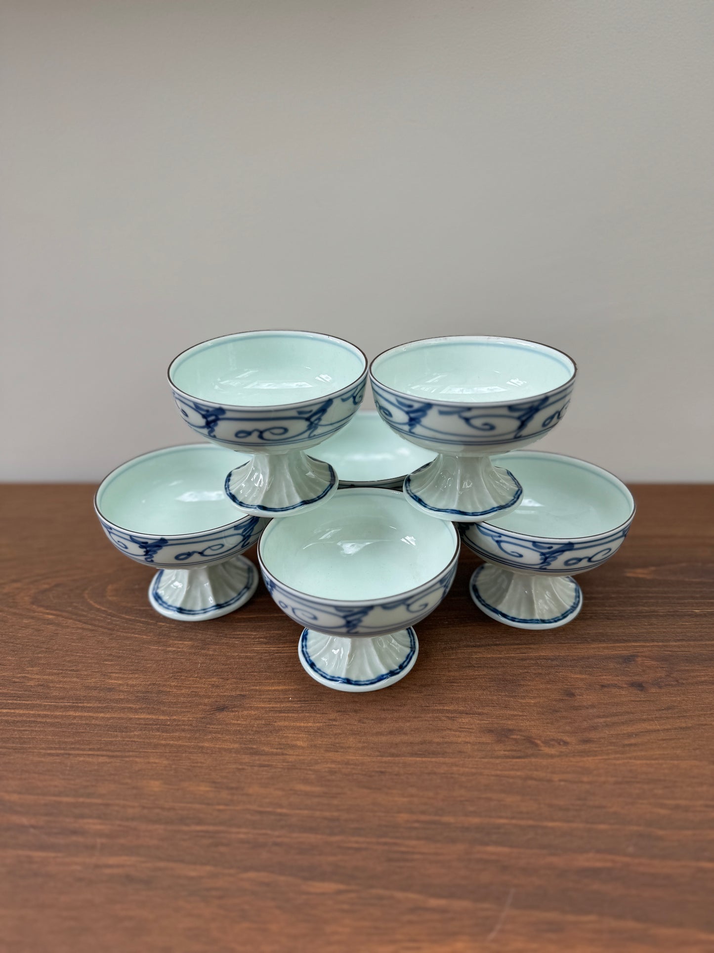 【フロム・ジャパン】Vintage Japanese Aritayaki ‘Tengu’ Footed Bowls – Set of 6