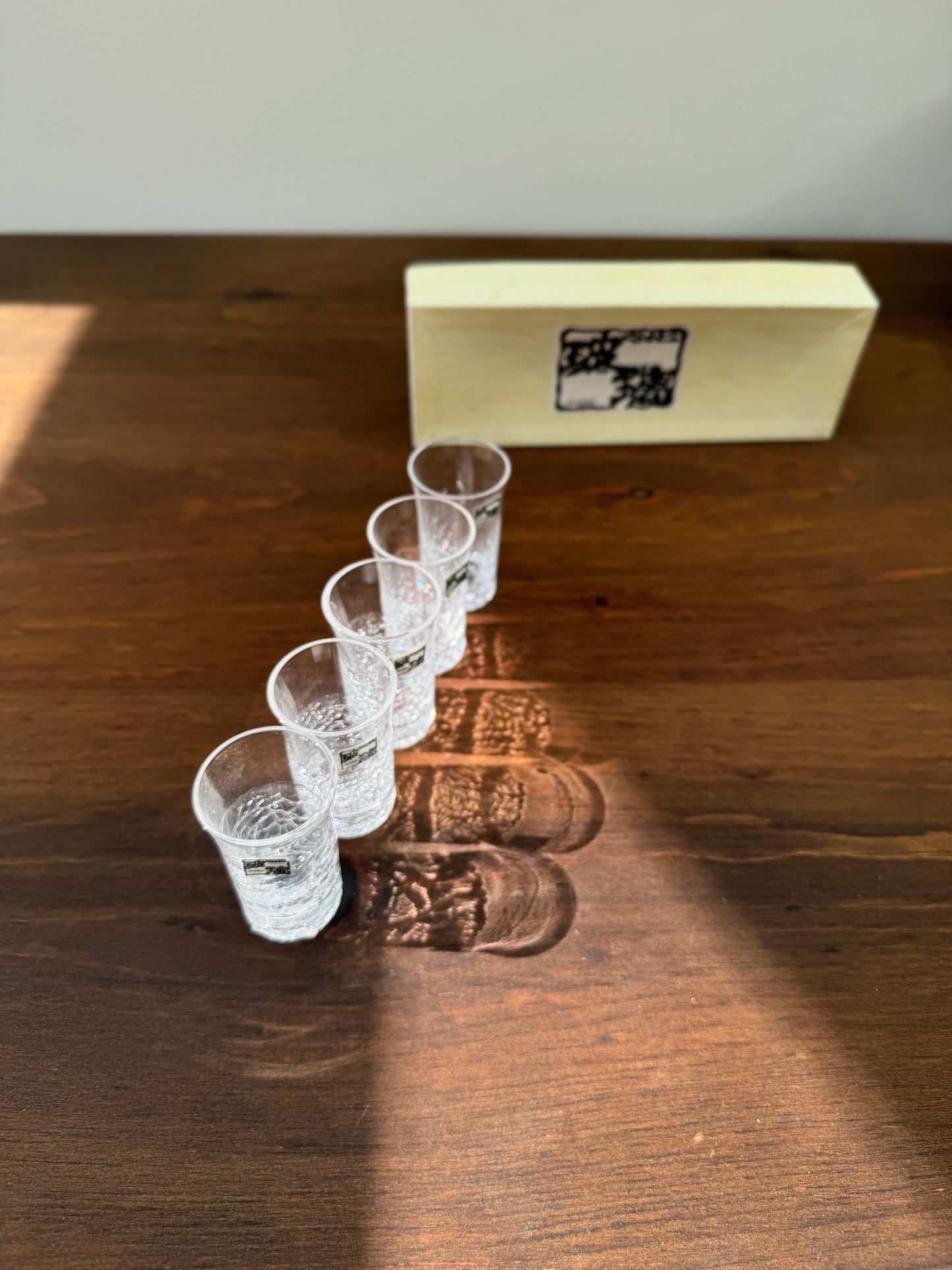 【フロム・ジャパン】Vintage Crackle Sake/Shot Glasses by Hirota Glass ‘Byron’ – Set of 5 with Original Box