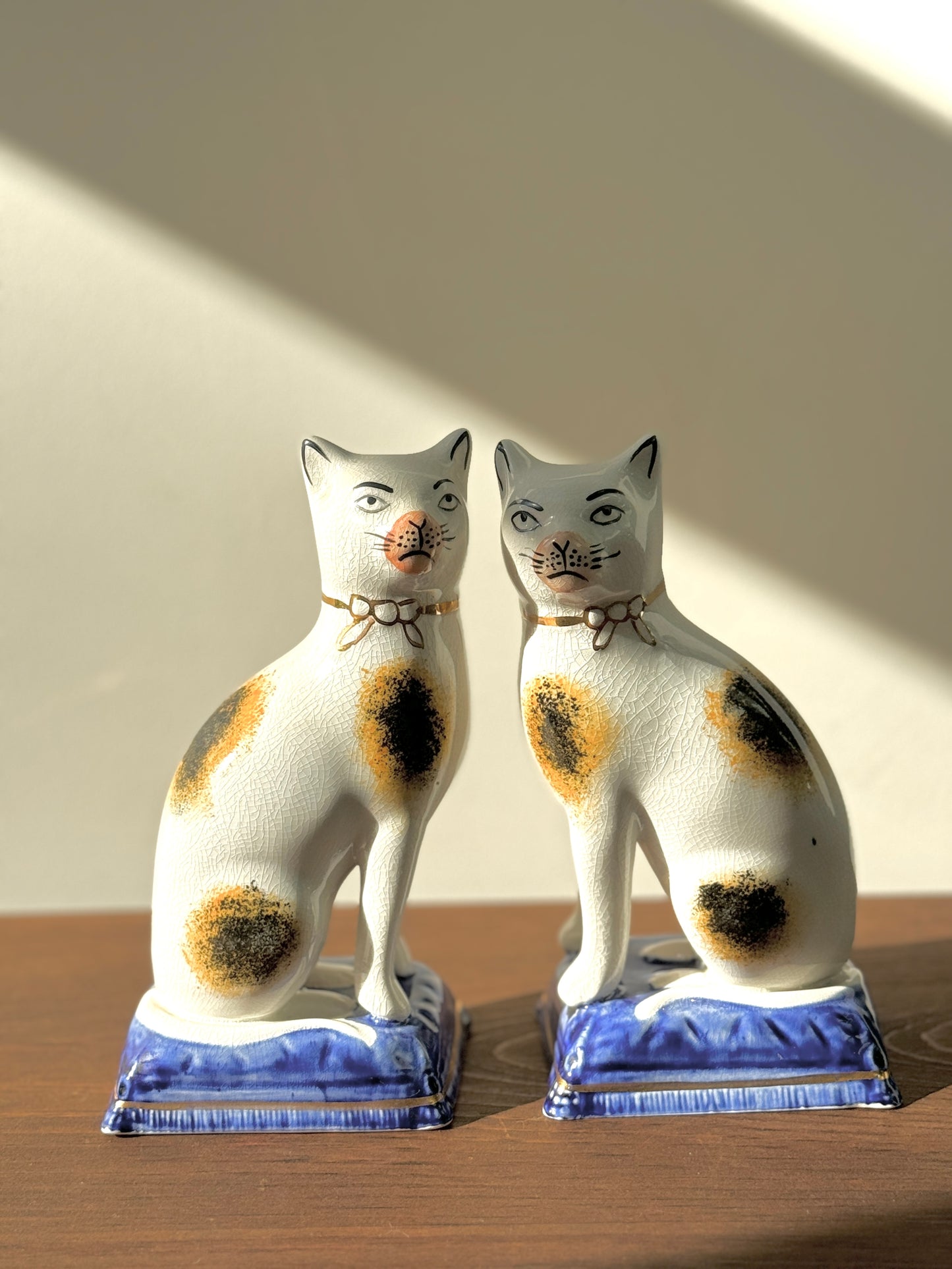 Victorian-Style Staffordshire Cats (Large,18.5cm) with Eyebrows, Sponge Painted Pattern