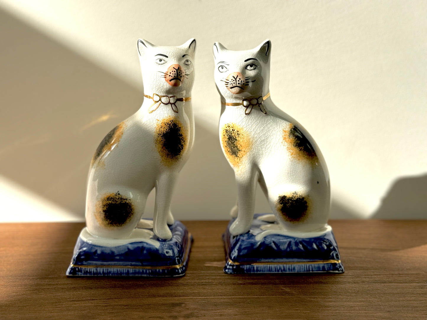 Victorian-Style Staffordshire Cats (Large,18.5cm) with Eyebrows, Sponge Painted Pattern