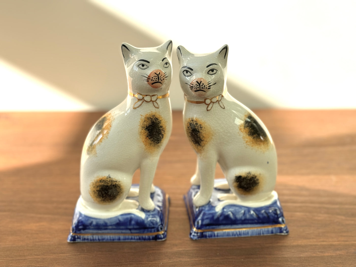 Victorian-Style Staffordshire Cats (Large,18.5cm) with Eyebrows, Sponge Painted Pattern