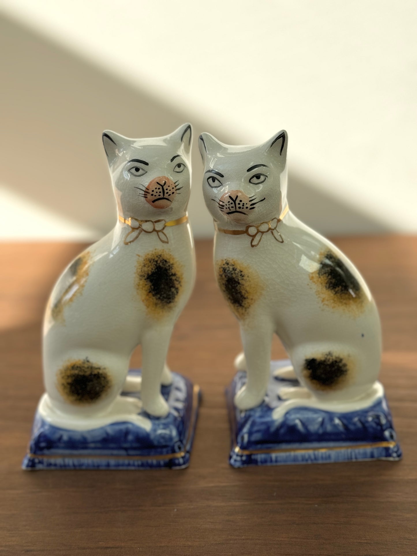 Victorian-Style Staffordshire Cats (Large,18.5cm) with Eyebrows, Sponge Painted Pattern