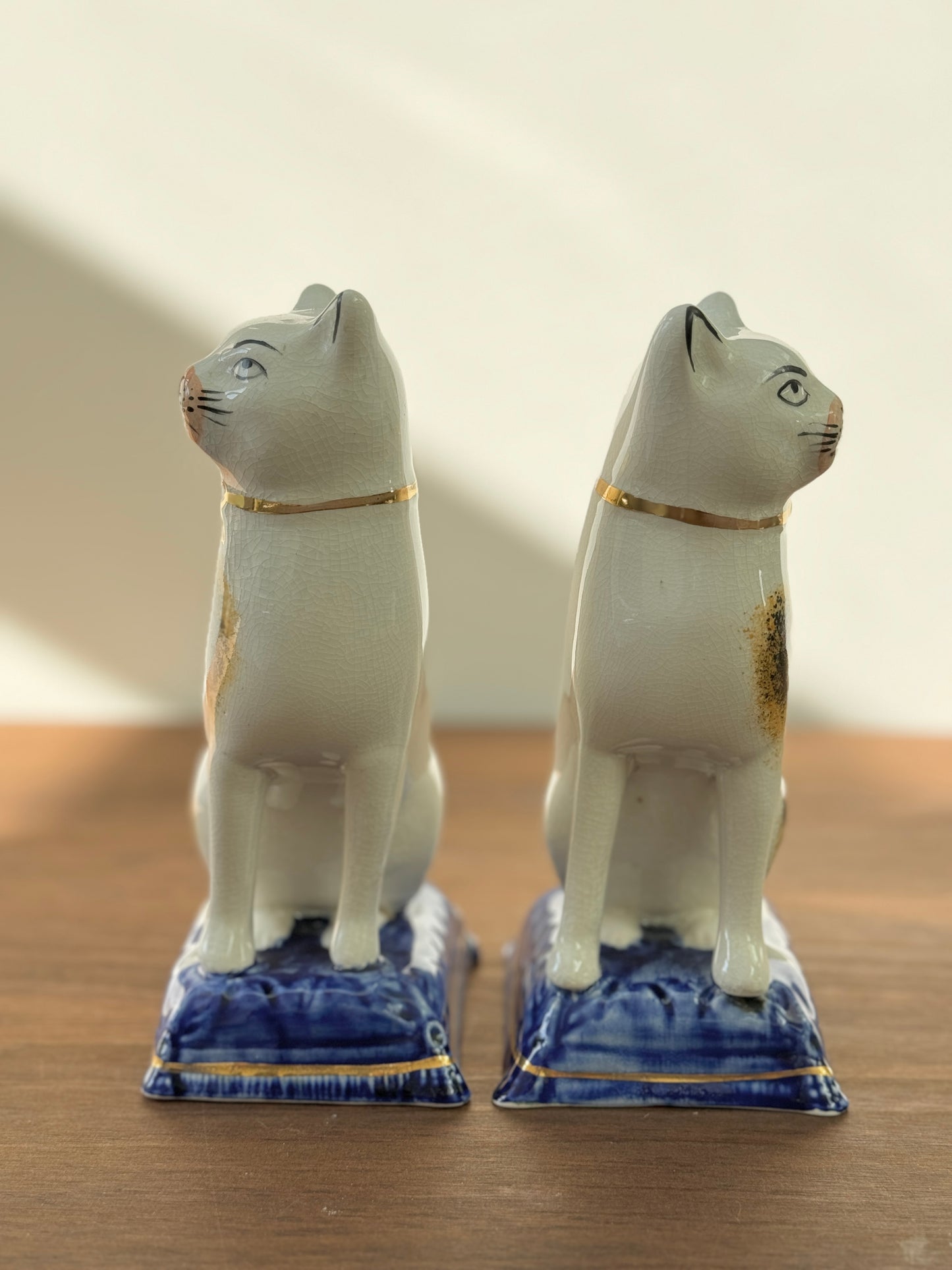 Victorian-Style Staffordshire Cats (Large,18.5cm) with Eyebrows, Sponge Painted Pattern