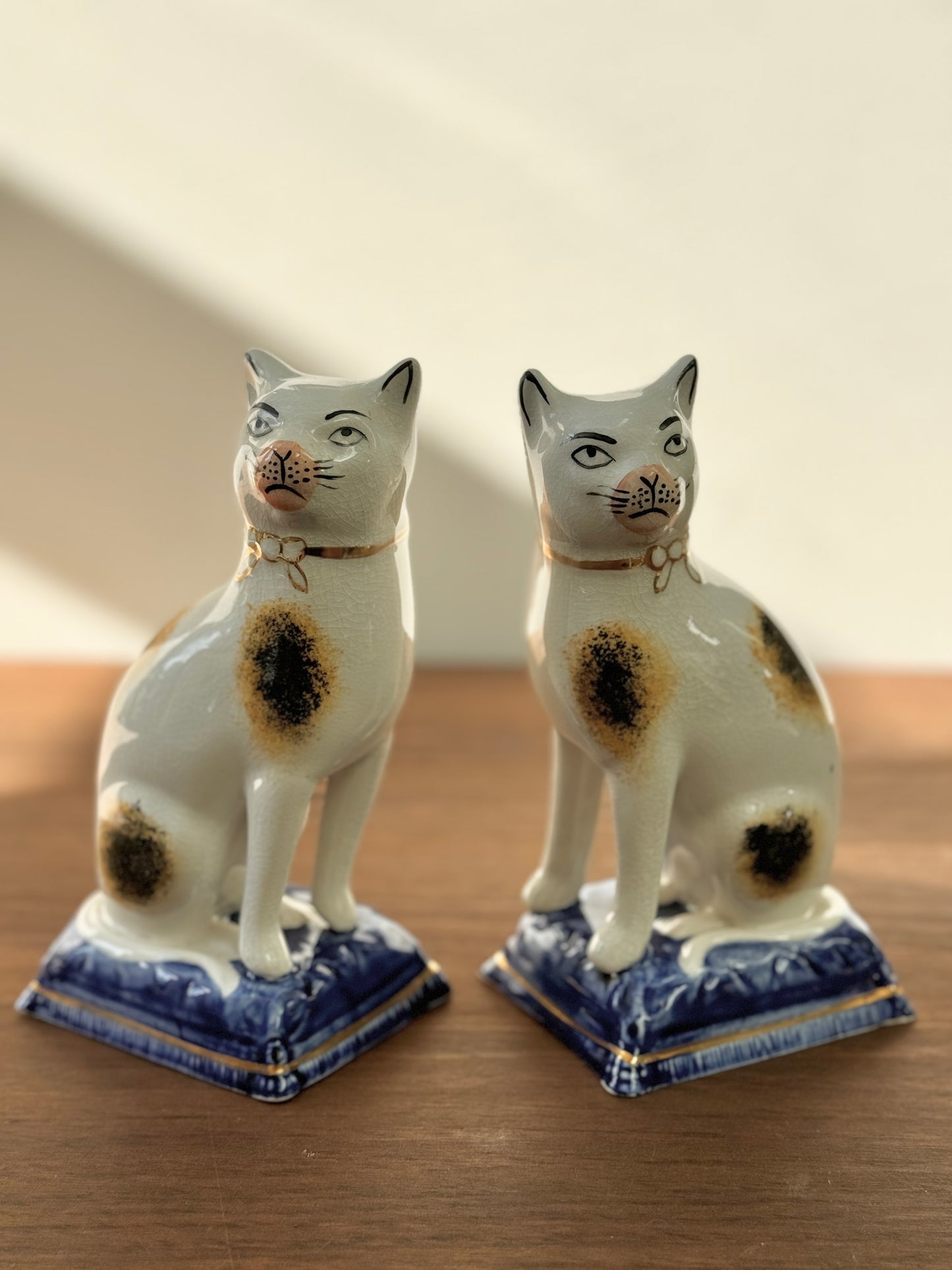 Victorian-Style Staffordshire Cats (Large,18.5cm) with Eyebrows, Sponge Painted Pattern