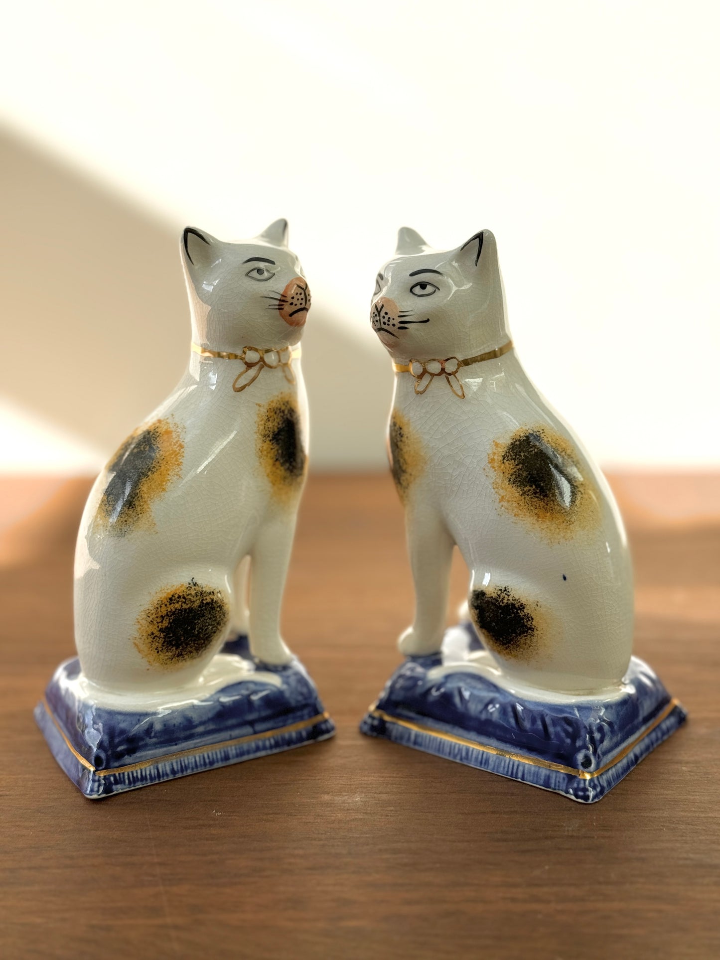 Victorian-Style Staffordshire Cats (Large,18.5cm) with Eyebrows, Sponge Painted Pattern