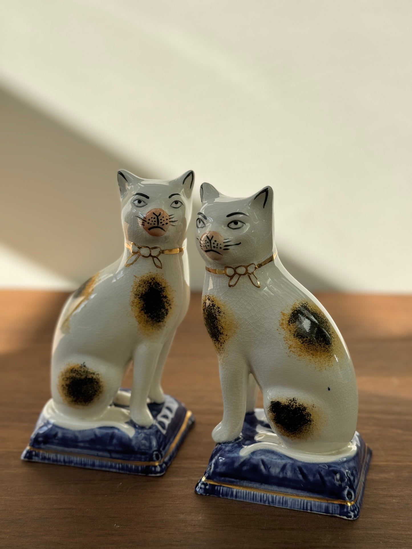 Victorian-Style Staffordshire Cats (Large,18.5cm) with Eyebrows, Sponge Painted Pattern