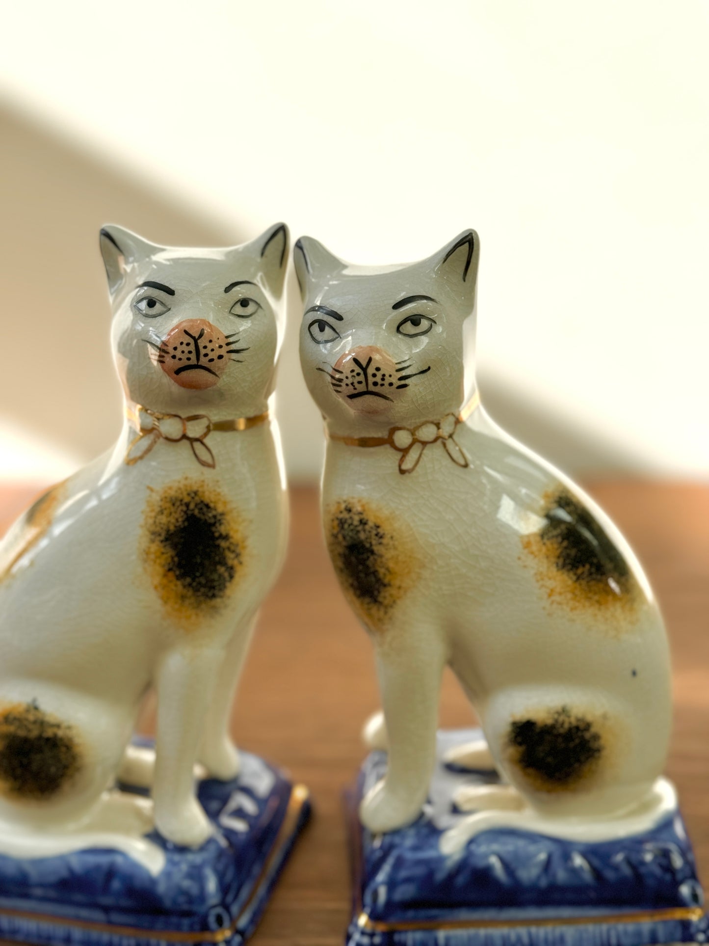 Victorian-Style Staffordshire Cats (Large,18.5cm) with Eyebrows, Sponge Painted Pattern