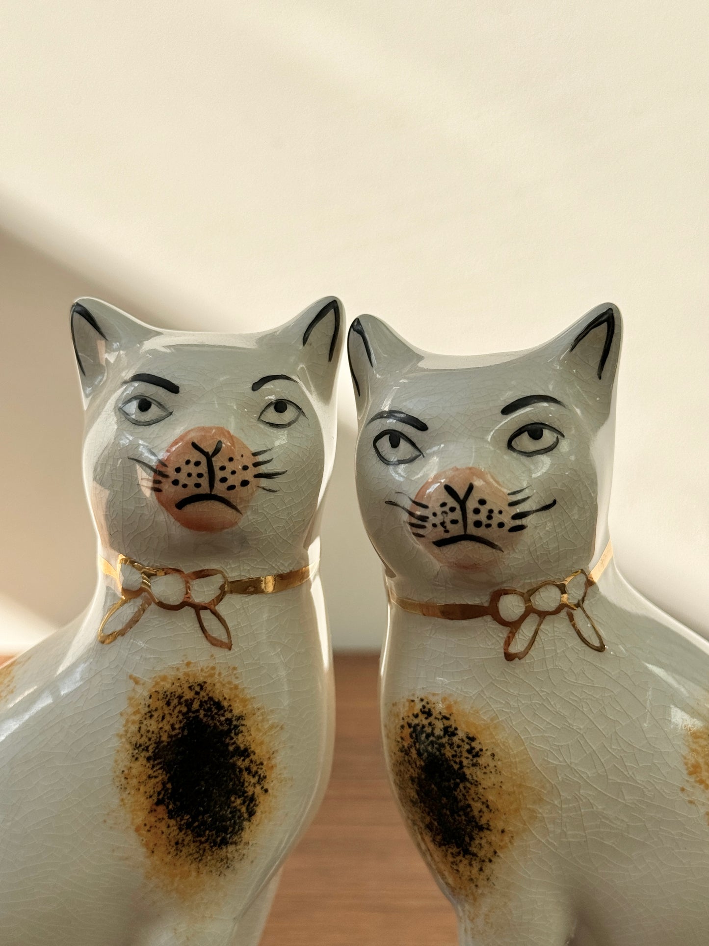 Victorian-Style Staffordshire Cats (Large,18.5cm) with Eyebrows, Sponge Painted Pattern