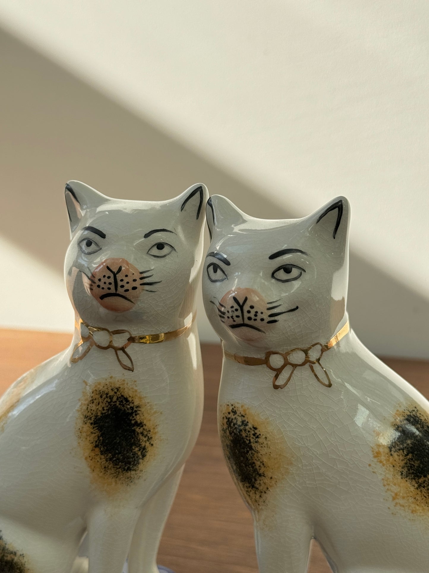 Victorian-Style Staffordshire Cats (Large,18.5cm) with Eyebrows, Sponge Painted Pattern