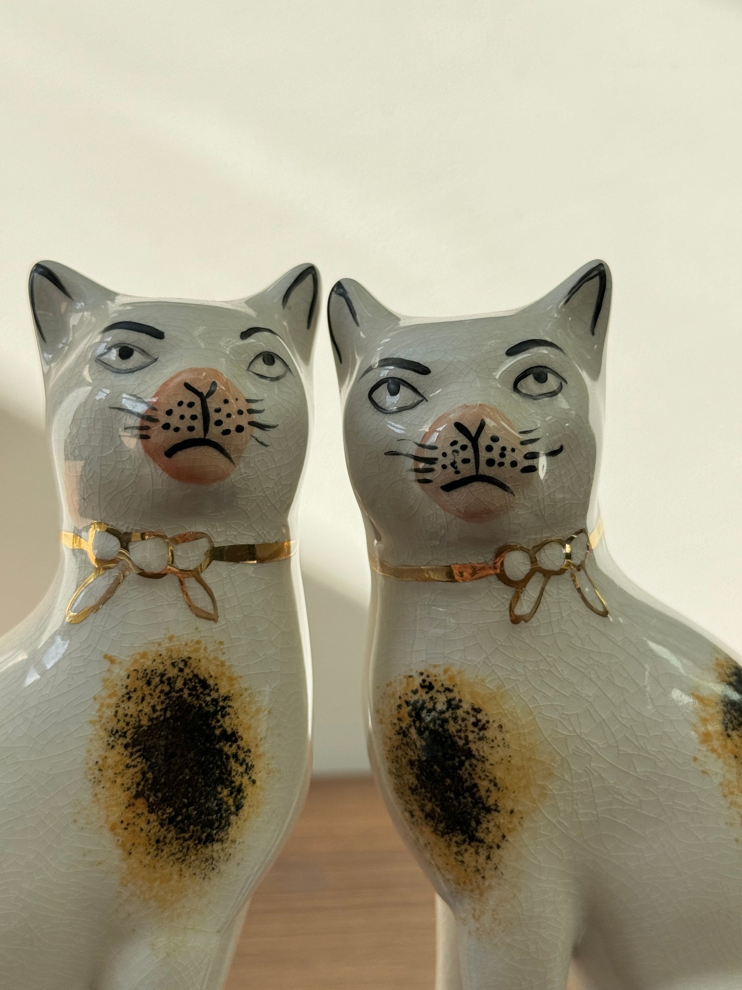 Victorian-Style Staffordshire Cats (Large,18.5cm) with Eyebrows, Sponge Painted Pattern