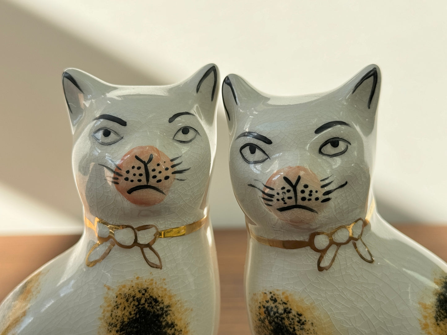 Victorian-Style Staffordshire Cats (Large,18.5cm) with Eyebrows, Sponge Painted Pattern