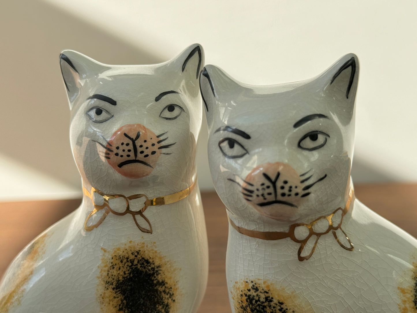 Victorian-Style Staffordshire Cats (Large,18.5cm) with Eyebrows, Sponge Painted Pattern