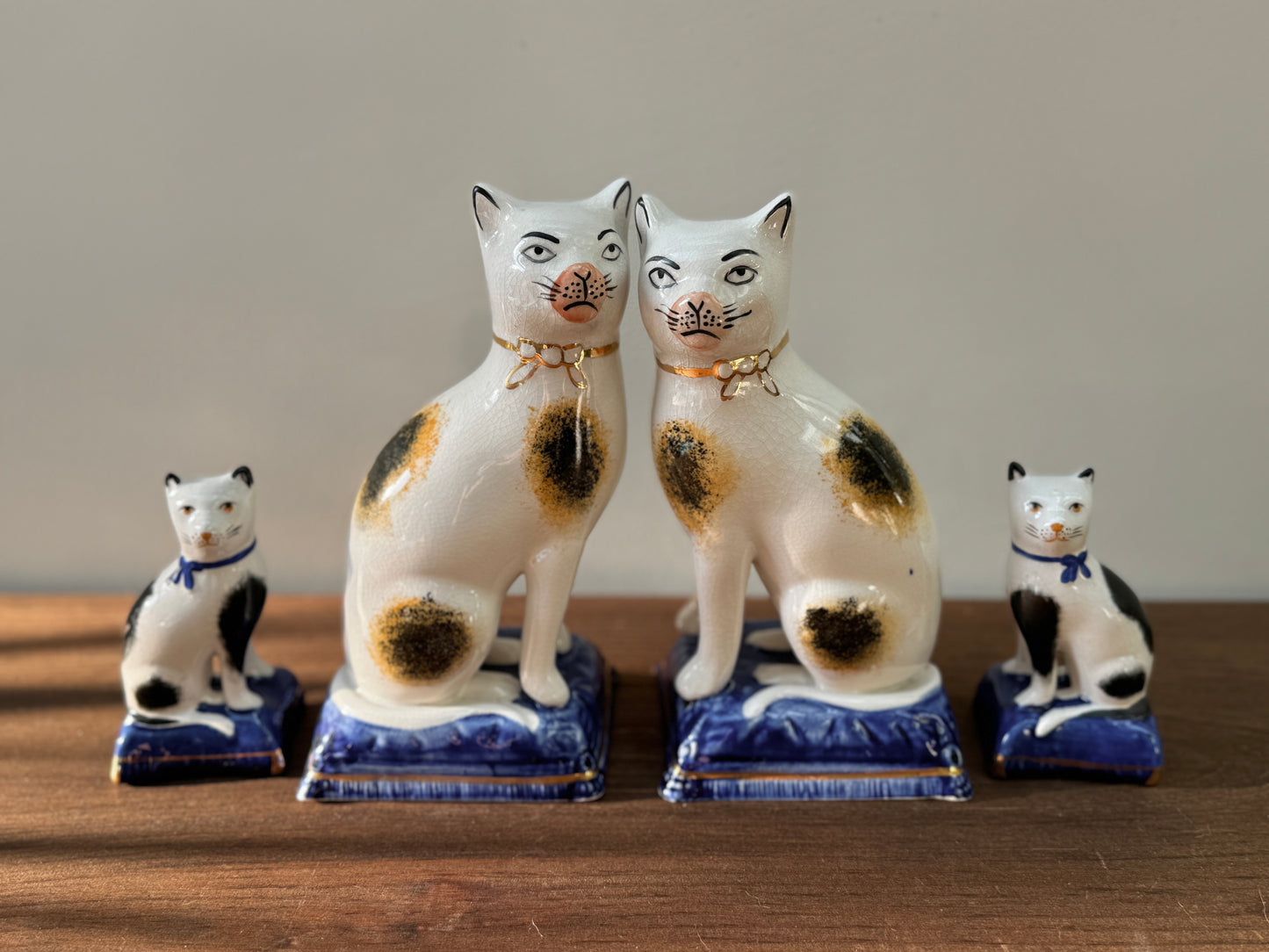 Victorian-Style Staffordshire Cats (Large,18.5cm) with Eyebrows, Sponge Painted Pattern