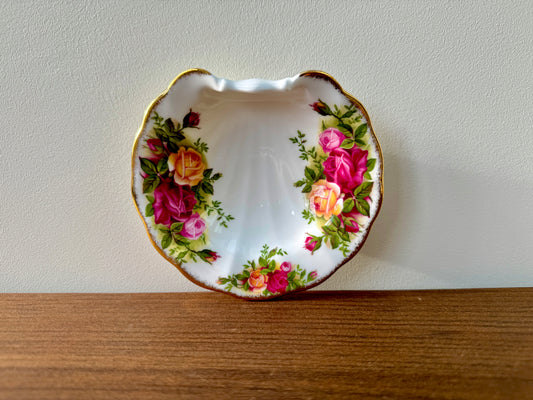 Royal Albert ‘Old Country Rose’ - Shell shaped trinket dish C.1970s-Plate-Royal Albert-My Happy London Home