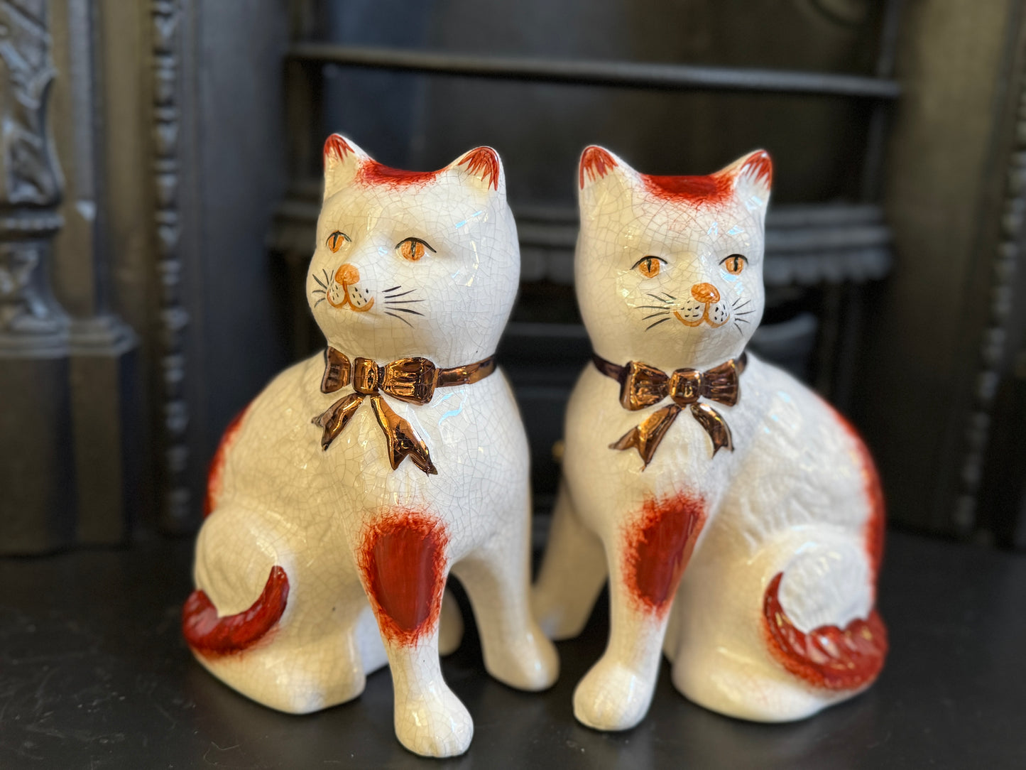 ウィリアム・ケント社、スタッフォードシャーキャットのペア | 赤茶色の柄、C.1950年代