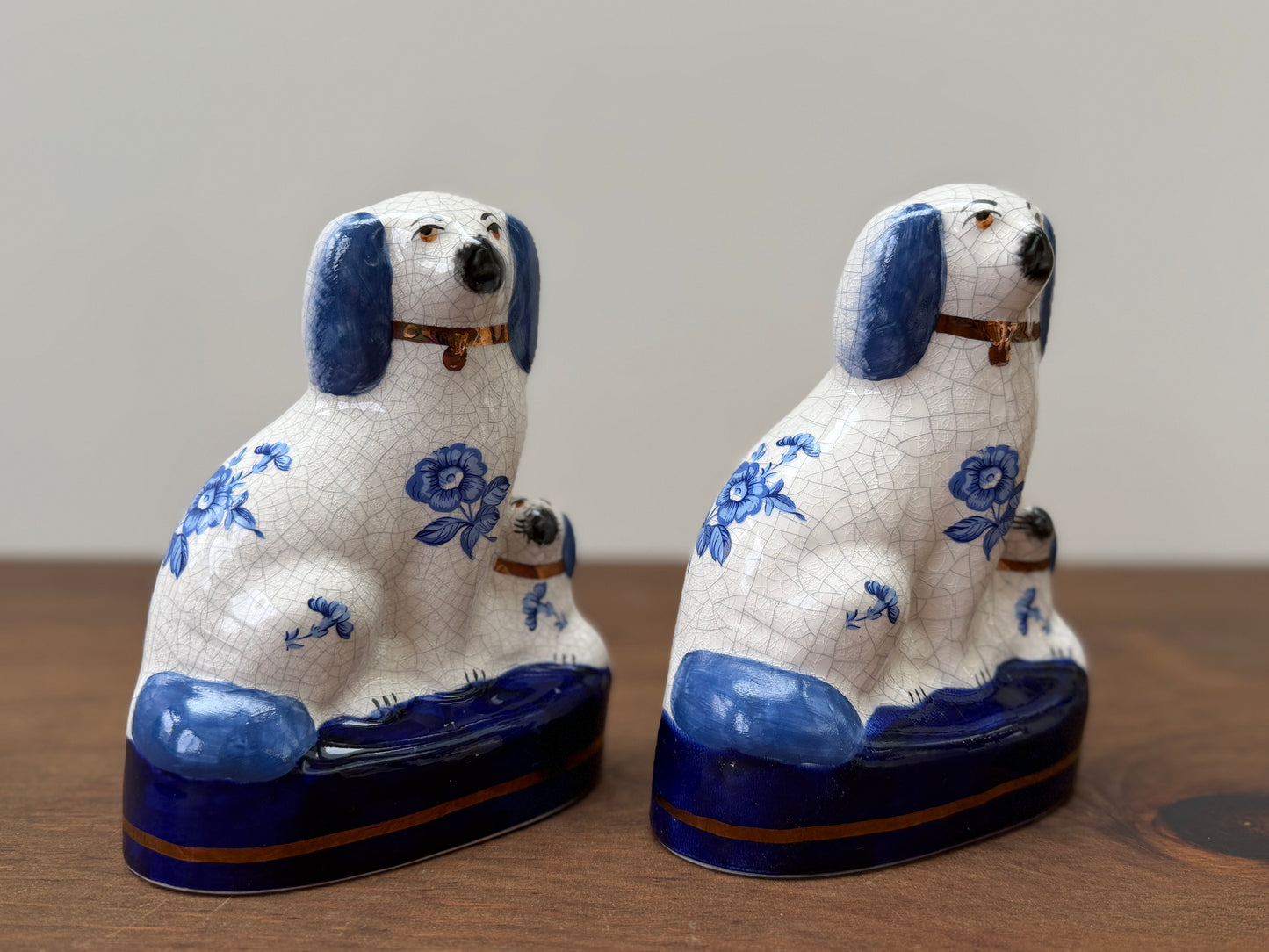 ヴィンテージ、スタッフォードシャードッグ、母犬と子犬｜青い花柄｜1940〜1950年代頃