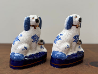 ヴィンテージ、スタッフォードシャードッグ、母犬と子犬｜青い花柄｜1940〜1950年代頃