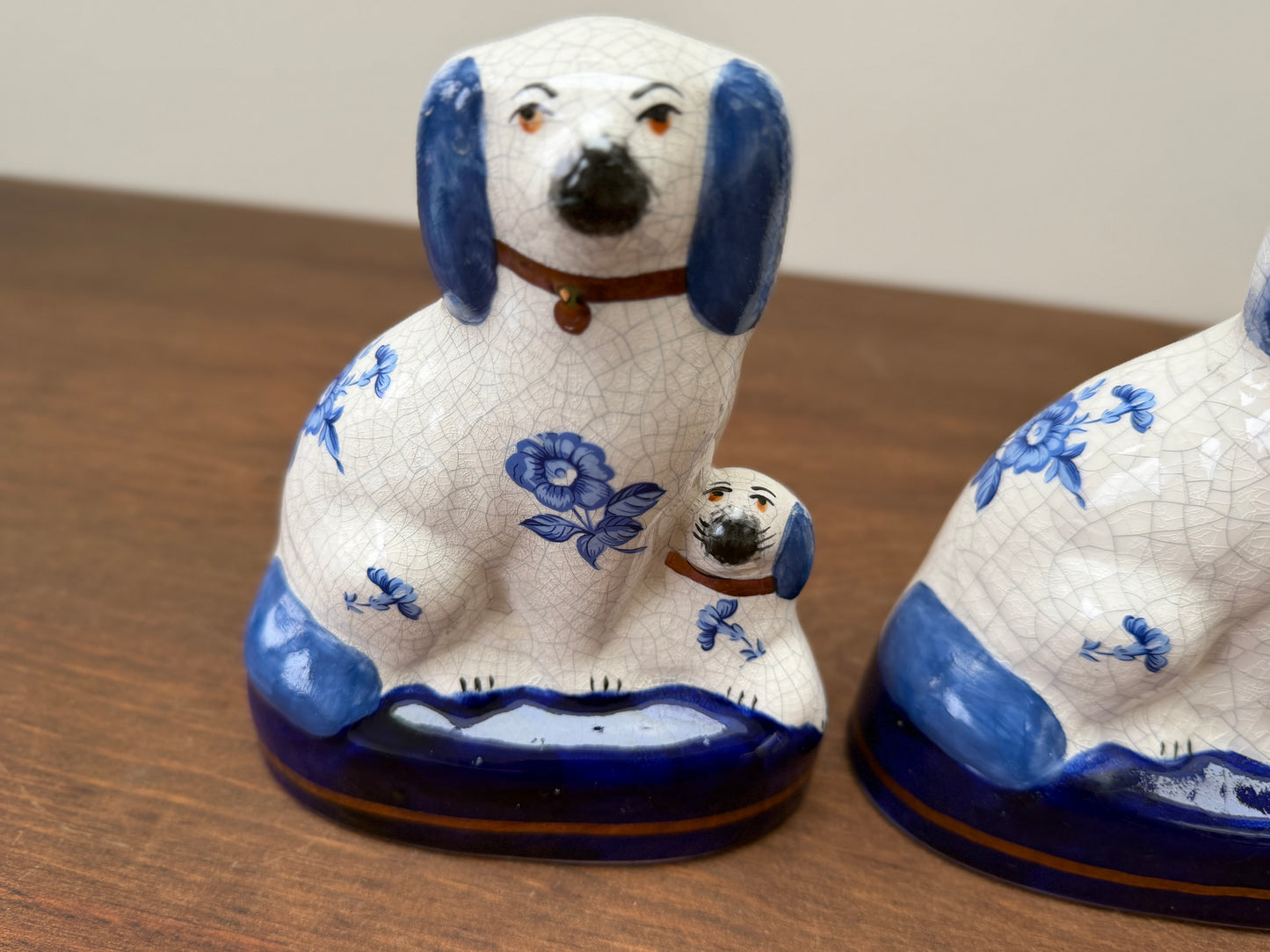 ヴィンテージ、スタッフォードシャードッグ、母犬と子犬｜青い花柄｜1940〜1950年代頃