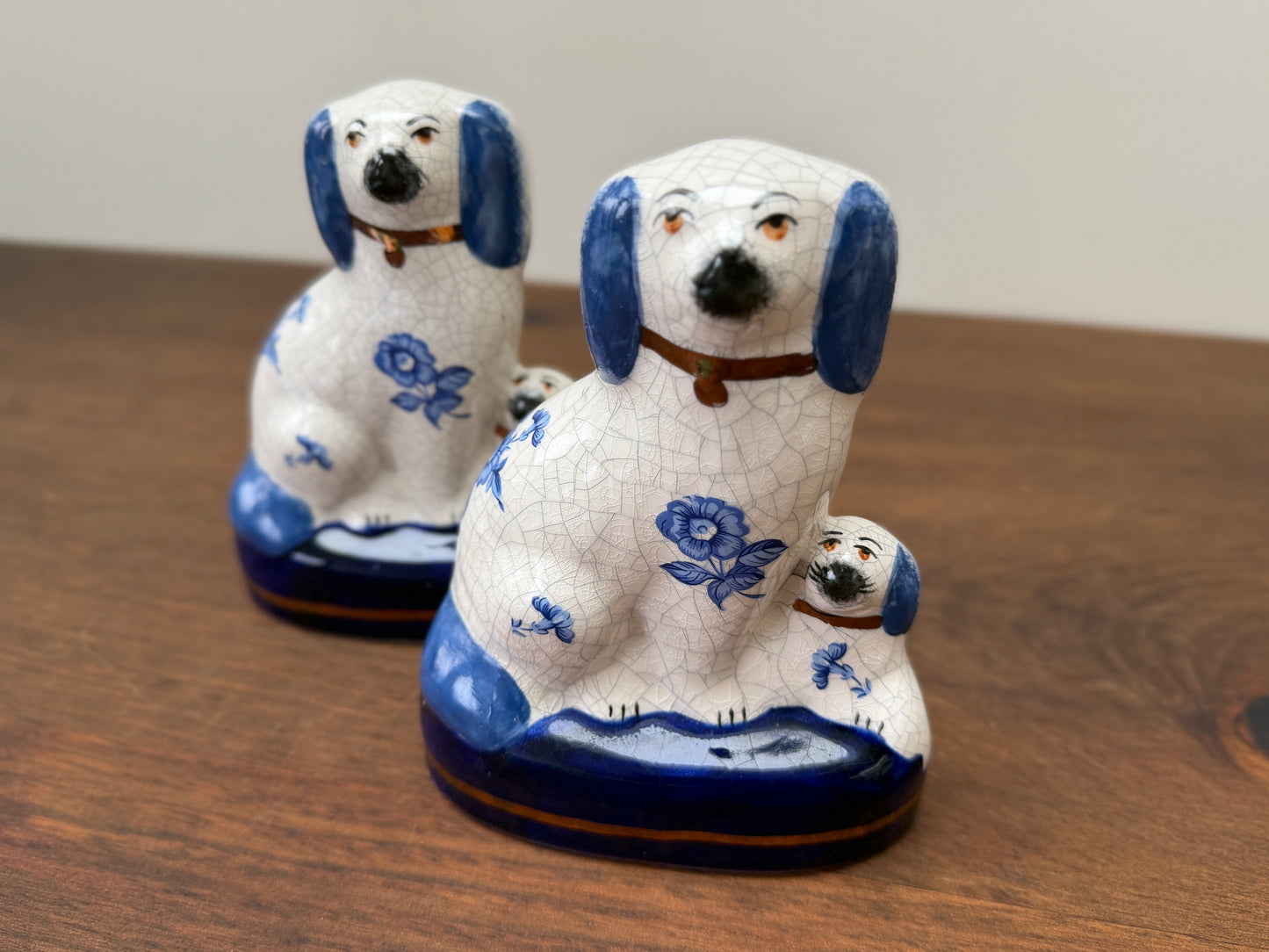 ヴィンテージ、スタッフォードシャードッグ、母犬と子犬｜青い花柄｜1940〜1950年代頃