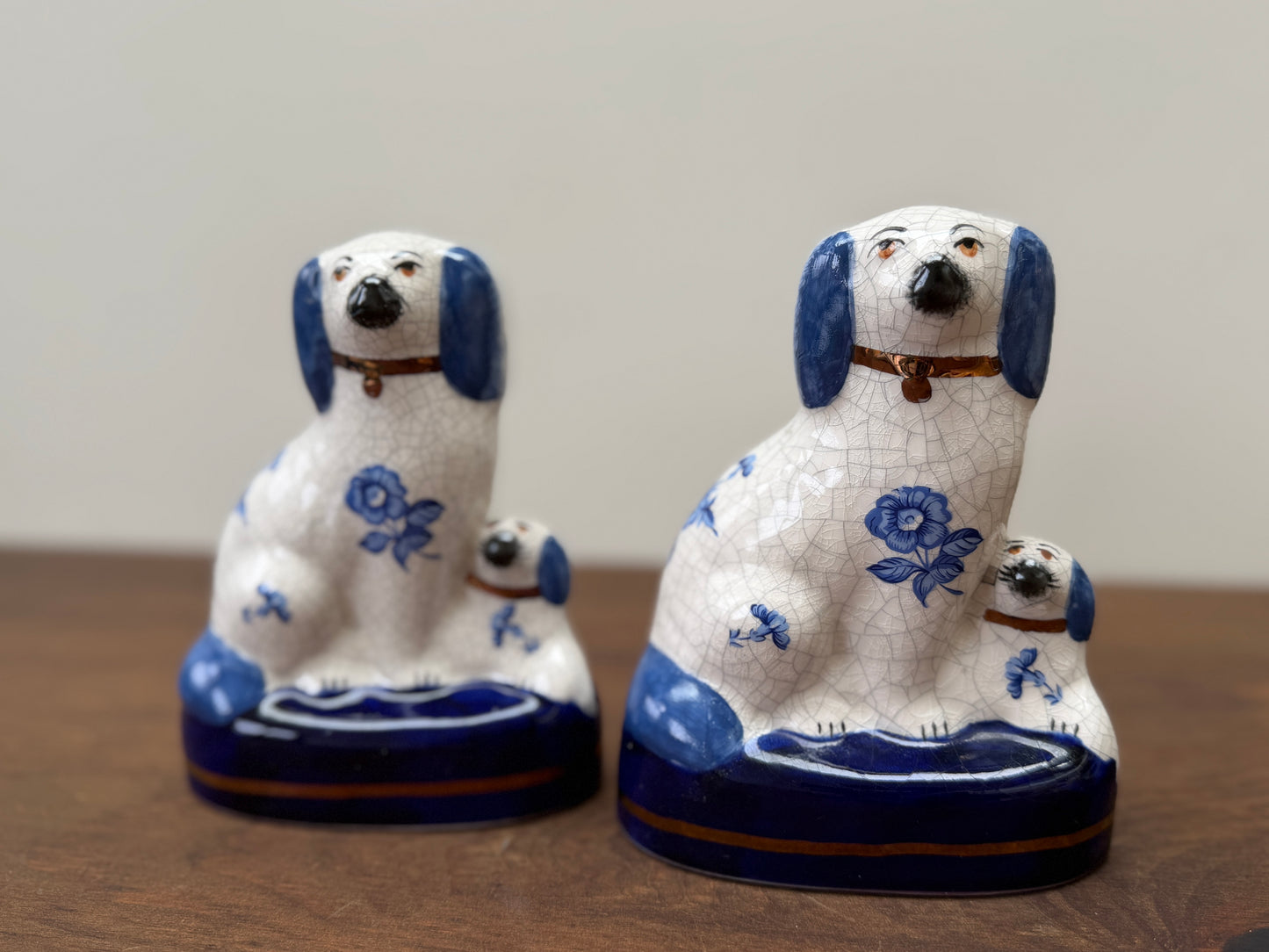 ヴィンテージ、スタッフォードシャードッグ、母犬と子犬｜青い花柄｜1940〜1950年代頃