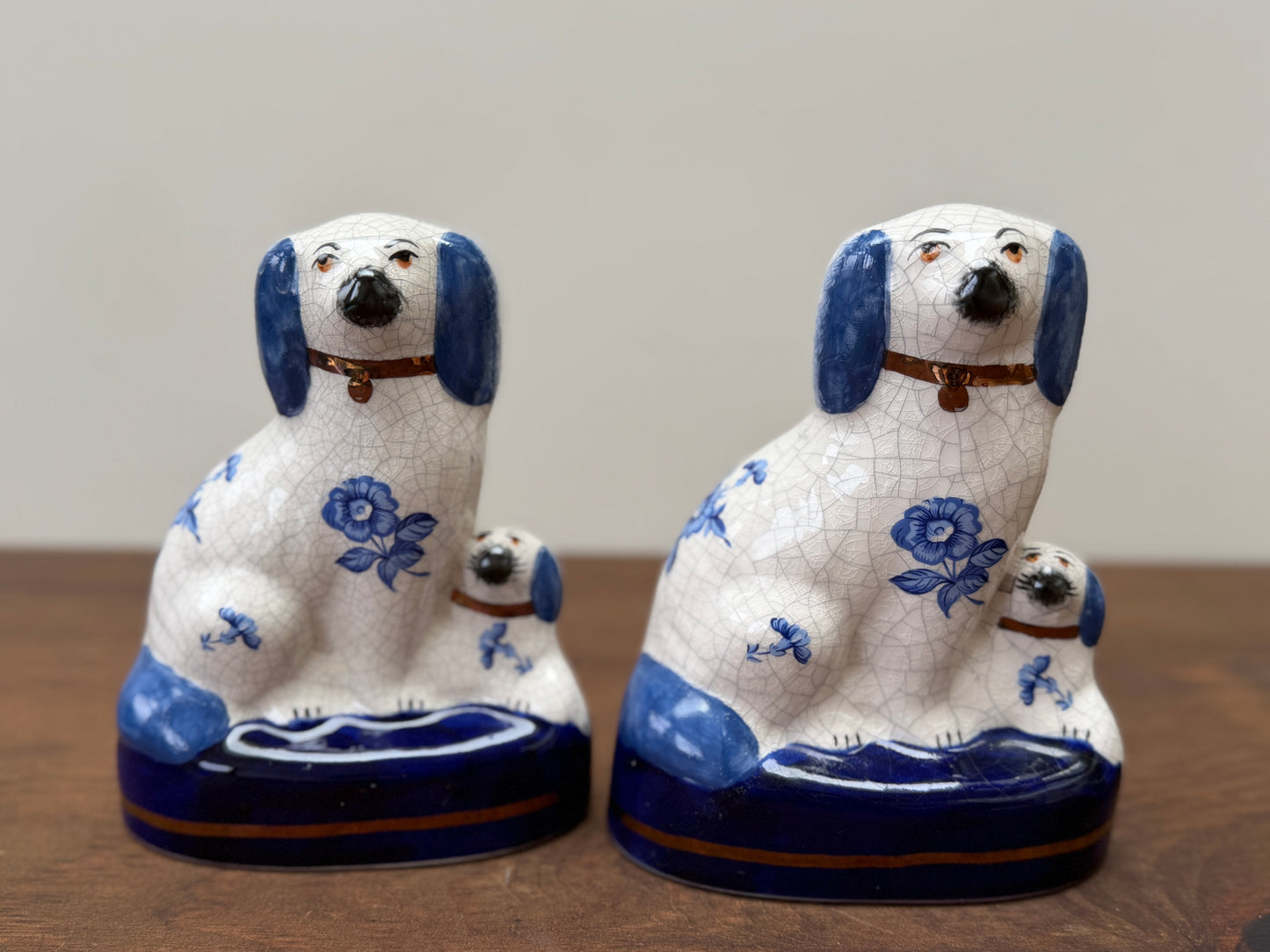 ヴィンテージ、スタッフォードシャードッグ、母犬と子犬｜青い花柄｜1940〜1950年代頃