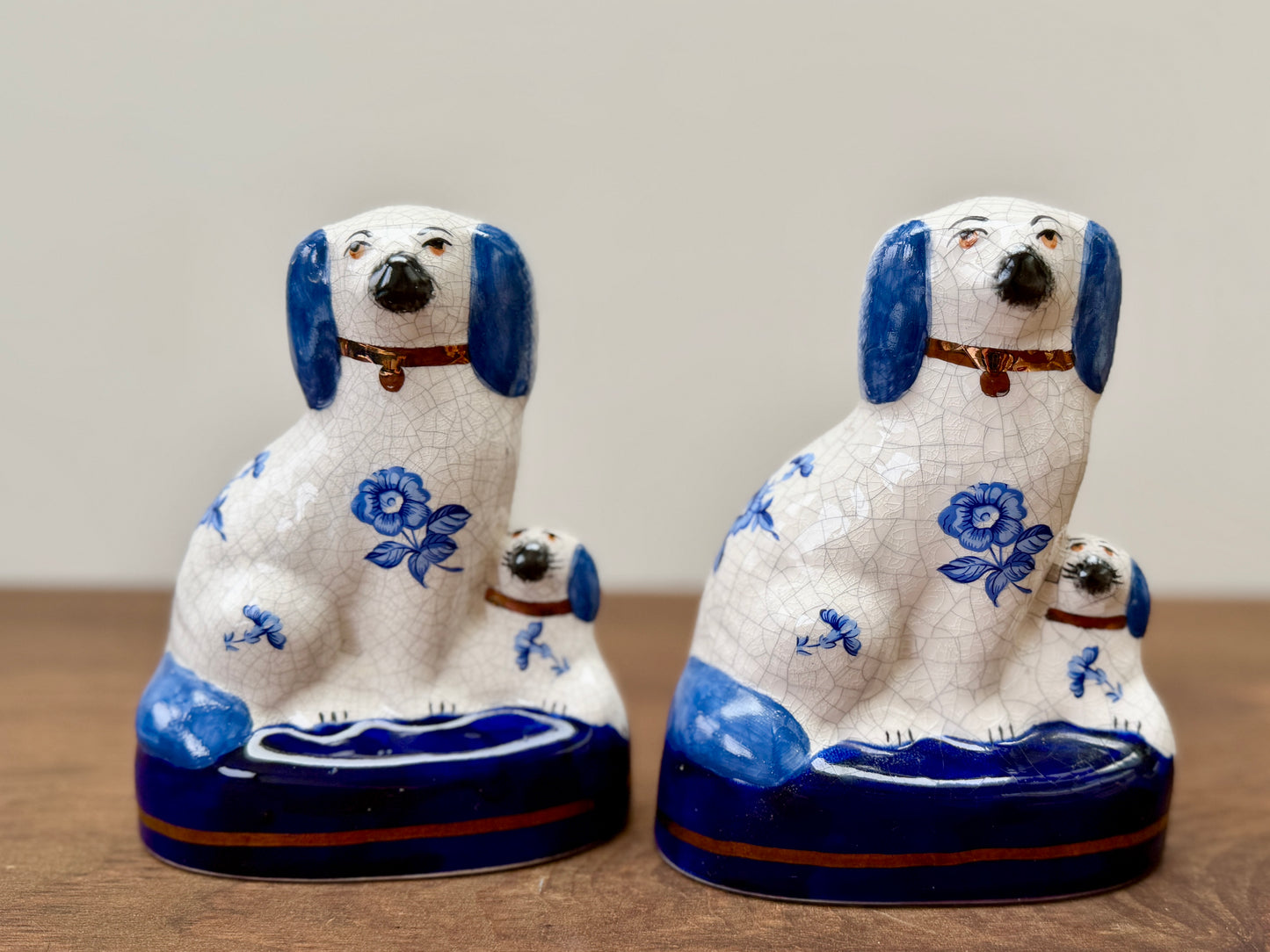 ヴィンテージ、スタッフォードシャードッグ、母犬と子犬｜青い花柄｜1940〜1950年代頃