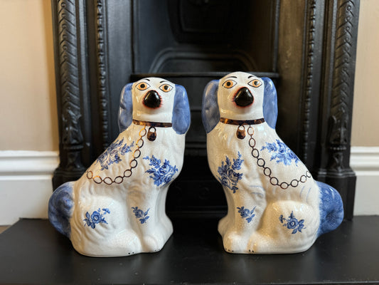 Rare_vintage_Pair_of_Blue_and_White_Staffordshire_Dogs_by_William_Kent_1940s_Blkue_Floral_Pattern