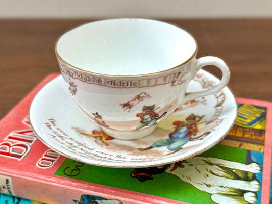 ロイヤルドルトン社、ナーサリーライム「ヘイ・ディドル・ディドル」柄のアンティーク・カップ＆ソーサー｜C.1908年頃