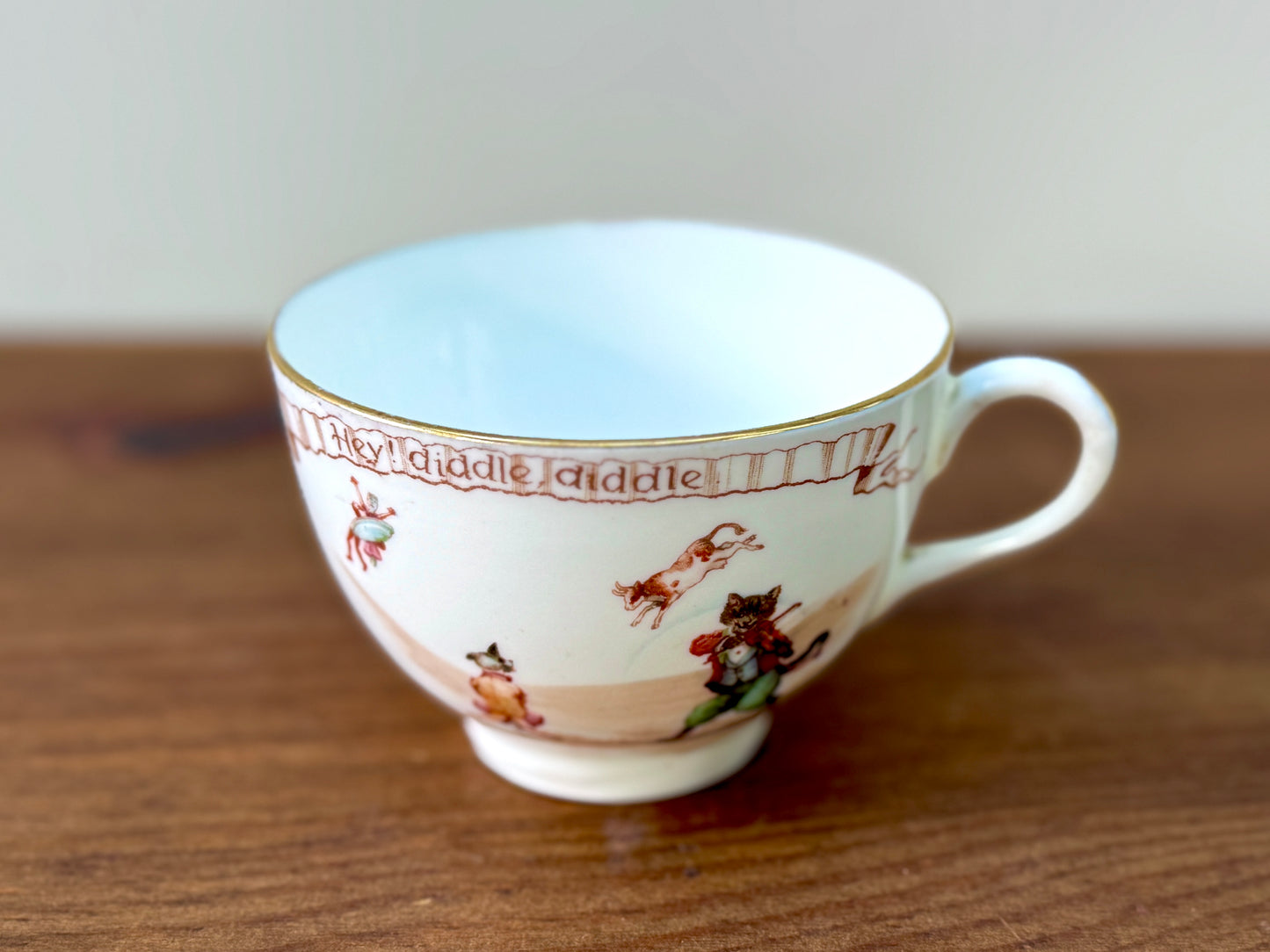 ロイヤルドルトン社、ナーサリーライム「ヘイ・ディドル・ディドル」柄のアンティーク・カップ＆ソーサー｜C.1908年頃